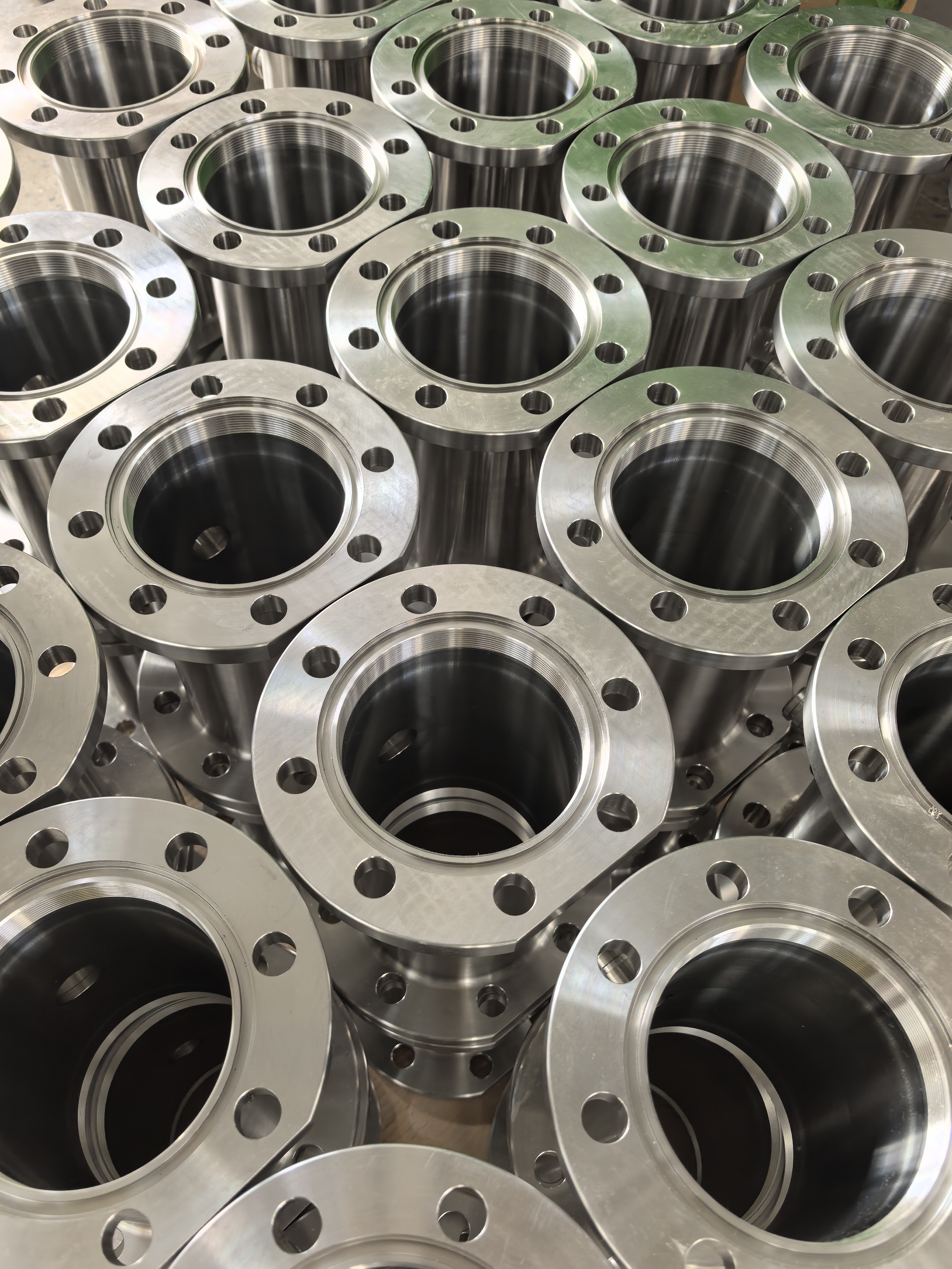 Titanium flanges have good corrosion resistance and tend to be related to metallurgical causes