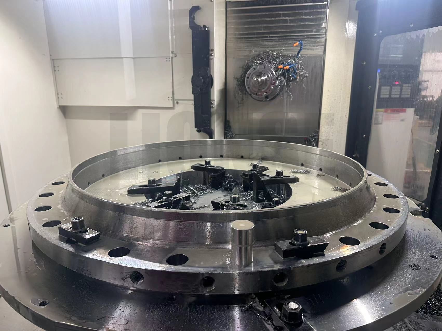 How to ensure hole verticality when drilling large-diameter flanges?
