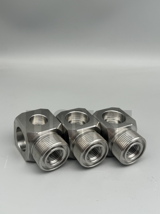 What are the characteristics of stainless steel threaded valve body joints?